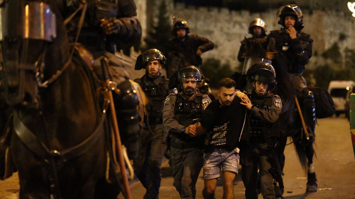Video: Stovky zraněných a řada zatčených při nepokojích v Jeruzalémě